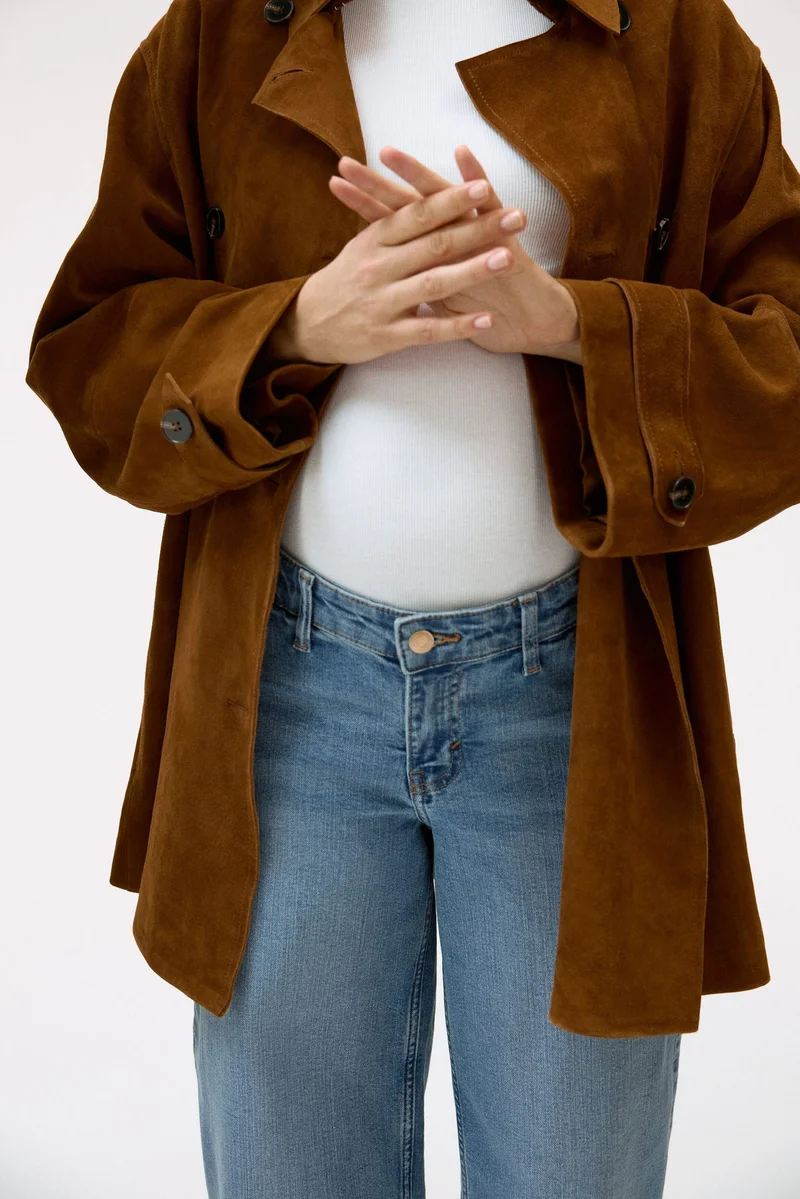 اتش اند ام جينز للحمل بقصّة ساق واسعة وخصر منخفض بطول الكاحل من تشكيلة ماما